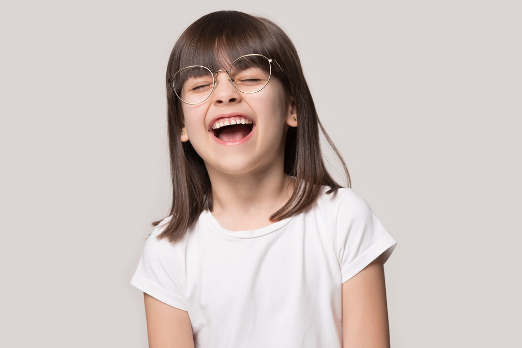 Alegerea ramelor de ochelari pentru copii: Cum să faci o alegere inteligentă și practică